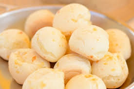 Pão de queijo é uma receita típica brasileira, do estado de Minas Gerais. A sua origem é incerta, especula-se que a receita exista desde o século XVIII, mas tornou-se efetivamente popular no Brasil a partir da década de 1950.