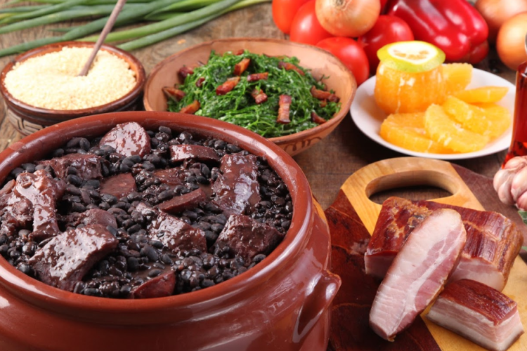 A feijoada é composta por uma mistura do feijão preto cozido, com partes menos nobres do porco, como orelha, rabo, além de linguiça e carne seca. Normalmente vem acompanhada de couve e de arroz.